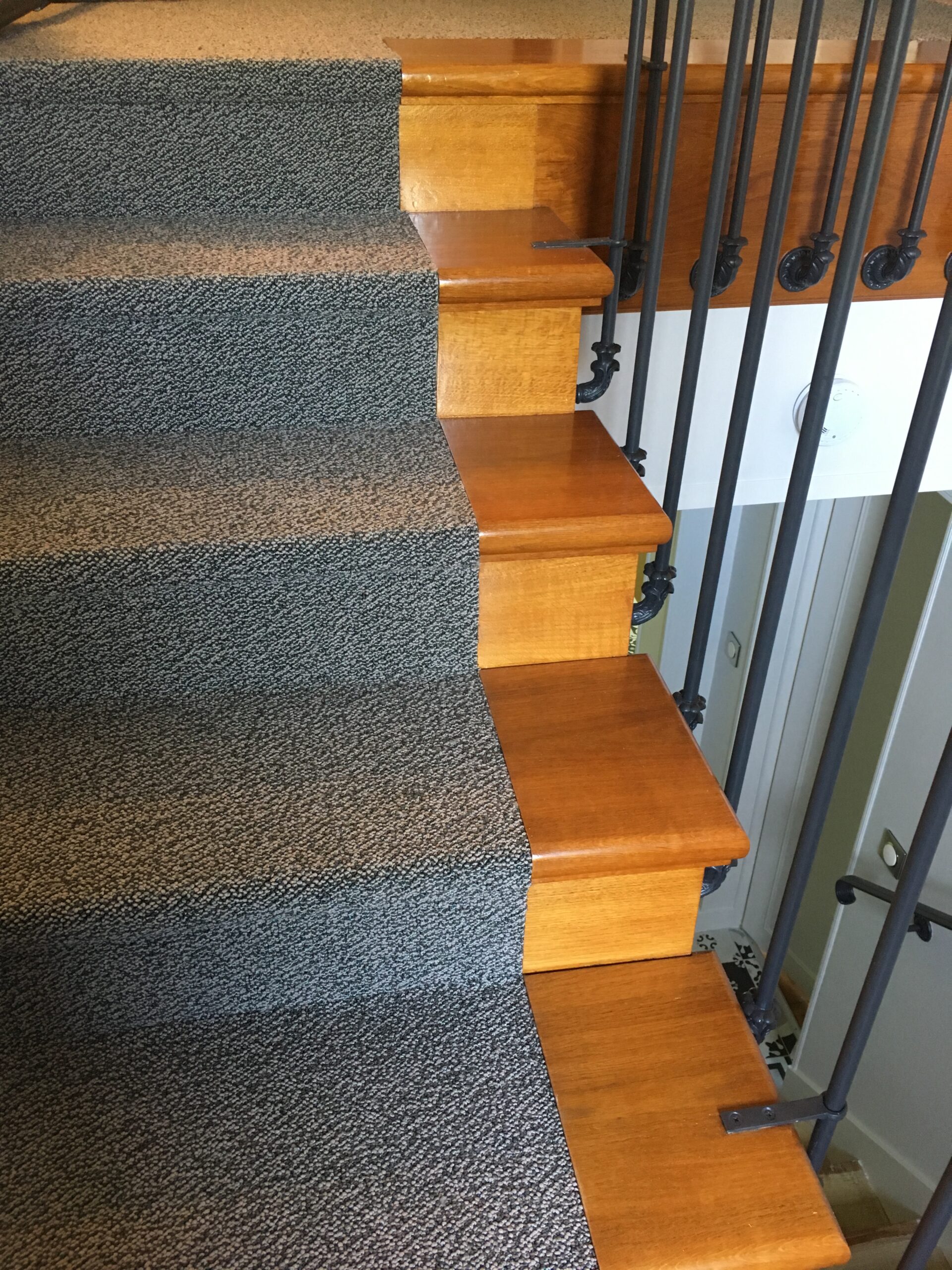 Pose de moquette au sol dans l'escalier